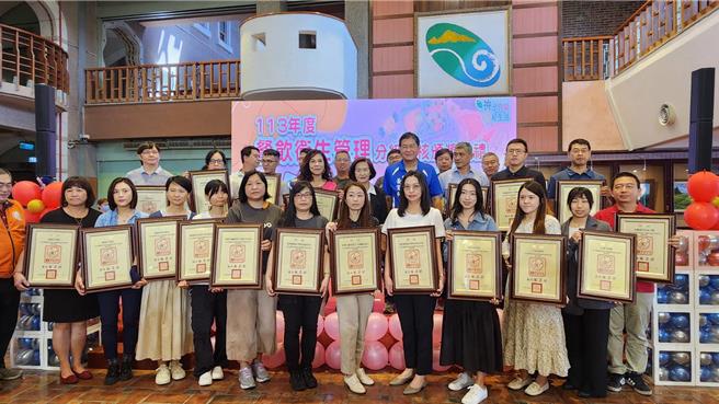 宜蘭縣政府辦理「餐飲衛生管理分級評核」，經評核小組評核後，共112家優質業者通過，榮獲「優」級、「良」級的殊榮。（吳佩蓉攝）