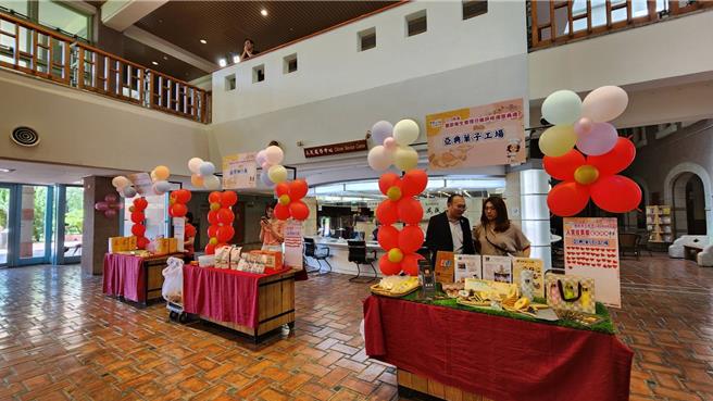 亞典菓子工廠、益得食品廠、宜蘭餅食品，分別獲得最炫人氣獎、最靚美味獎、最酷設計獎。（吳佩蓉攝）