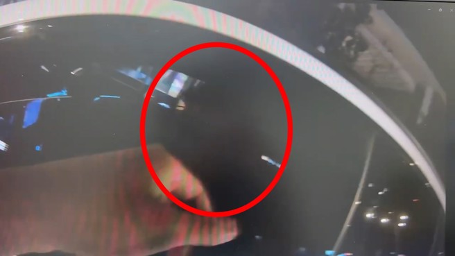 桃园璞园领航猿周仪翔因为开车讲手机，遭警拦下全身酒味，最终拒测扣车开罚18万。（翻摄画面）