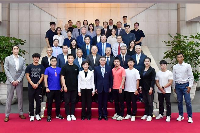 體育暨運動發展部首場諮詢小組會議今登場，廣邀47名諮詢委員，討論體育部規畫、全民運動的發展。（行政院提供）