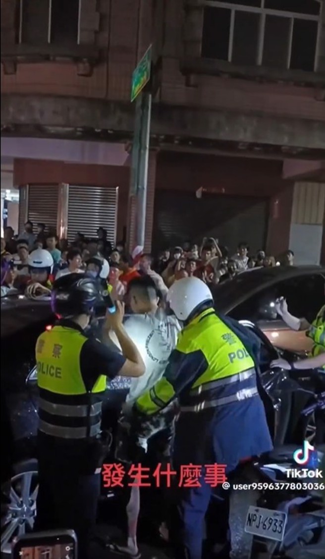警方到场将车上两名男子带回。（翻摄脸书宗教爆报）