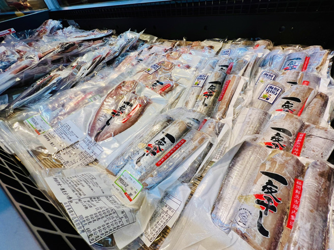 現場銷售多種中秋烤肉熱門選項一夜干。(聽儷科技提供)