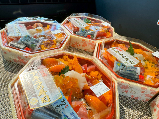 適合小家庭購買的生食級干貝及生魚片便當組合。(聽儷科技提供)