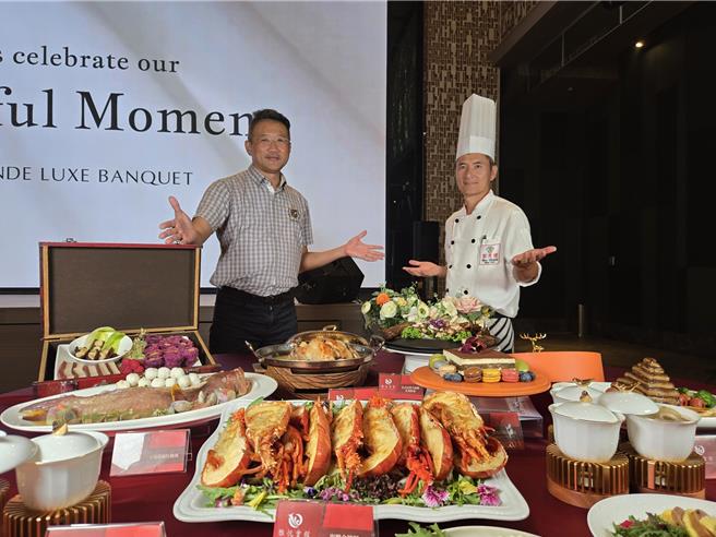 新天地行销副总经理林国威（左）介绍改装后的《雅悦会馆》南港旗舰馆宴会厅。（黄琮渊摄）