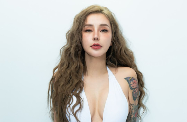 梁云菲自认30岁以上了，还拿不出5万元现金。（图／梁云菲IG）