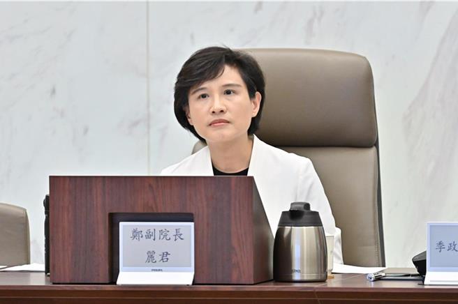 行政院副院长郑丽君今召开「稳定物价小组」会议，会中拍板决议，延长关键原物料税负减徵措施至12月底，从源头减轻业者营运负担，稳定民生物价。（行政院提供）
