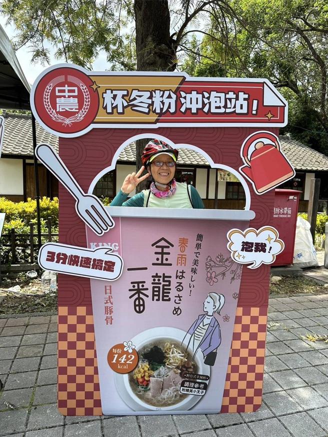 许多民眾争相与「巨型杯冬粉冲泡站打卡装置」拍照。图／业者提供