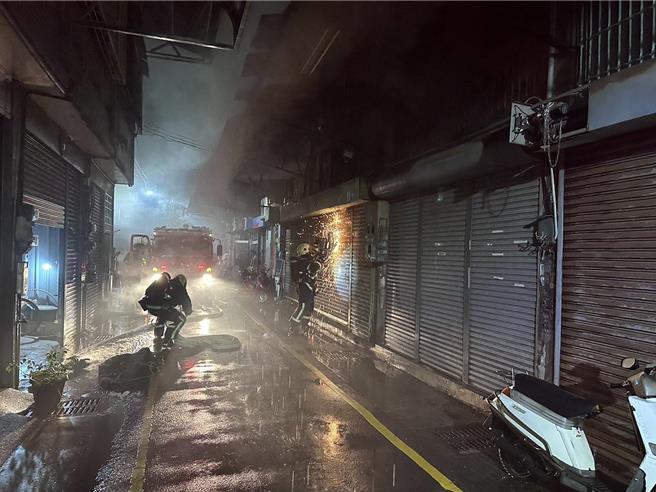 彰化市华山路一处巷弄内透天厝在今日晚间传出火灾，火势往左右延烧，共波及4户，所幸并无人员伤亡。（民眾提供／叶静美彰化传真）