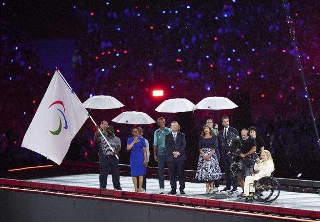 巴黎帕运总结奖牌成绩，中国获94金76银50铜共220枚奖牌，再度蝉联帕运会金牌和奖牌双榜第一。 图为是9月8日帕运会旗交接仪式。（图／新华社）