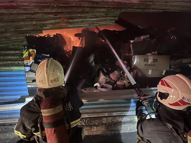 彰化市华山路一处巷弄内透天厝在今日晚间传出火灾，火势往左右延烧，共波及4户，所幸并无人员伤亡。（民眾提供／叶静美彰化传真）