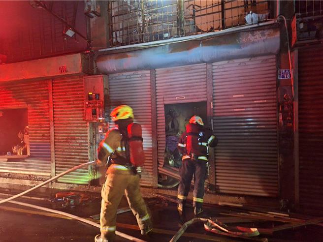 彰化市华山路一处巷弄内透天厝在今日晚间传出火灾，火势往左右延烧，共波及4户，所幸并无人员伤亡。（民眾提供／叶静美彰化传真）