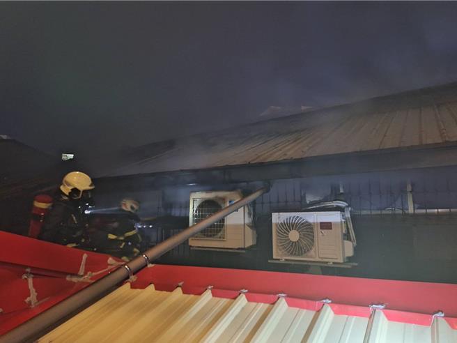 彰化市华山路一处巷弄内透天厝在今日晚间传出火灾，火势往左右延烧，共波及4户，所幸并无人员伤亡。（民眾提供／叶静美彰化传真）