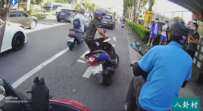 迷彩騎士亂鑽車縫導致擦撞，還因此差點摔車，遭阿伯狂嗆只能瞪眼。（翻攝臉書八卦村 - 行車紀錄器影片上傳中心）