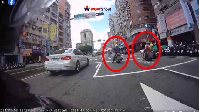 騎士違規前，跟警車一起在停等紅燈。（翻攝臉書Wowtchout - 地圖型行車紀錄器分享平台）