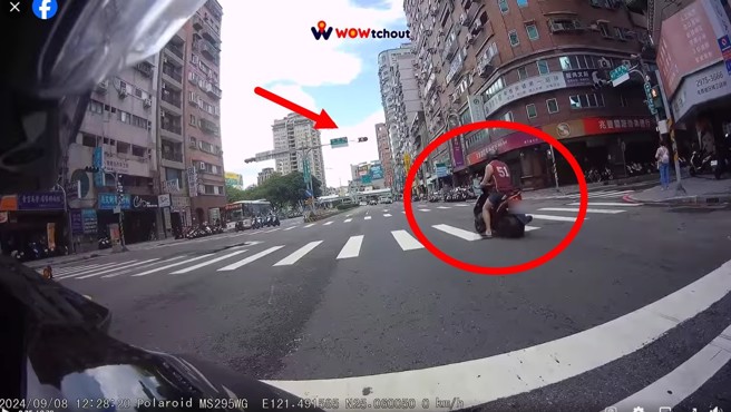 沒想到紅燈倒數還有3秒騎士就勇往直前，警察感覺被忽視，衝上前攔下開單。(翻攝臉書Wowtchout - 地圖型行車紀錄器分享平台)