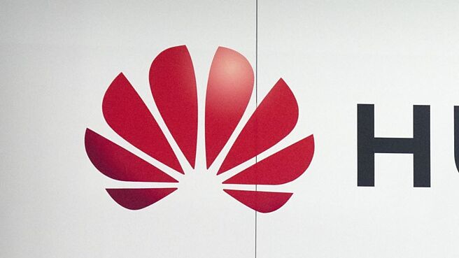 华为的三折迭手机Mate XT非凡大师，7日中午12时8分开放预订，不到24小时内吸引逾200万人热情预订。图／美联社