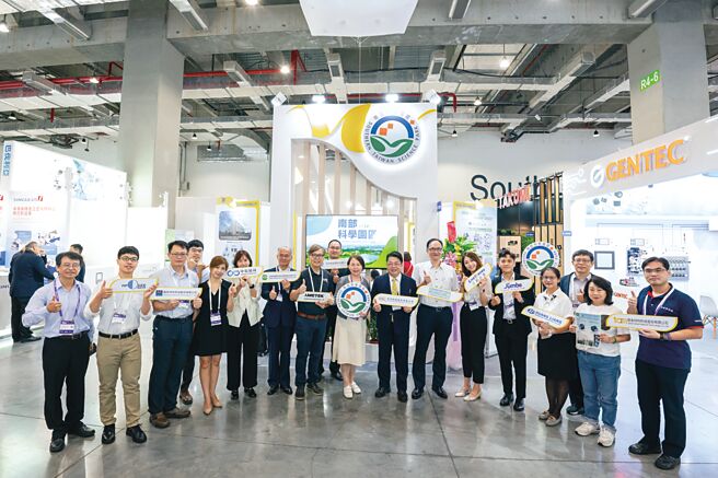 南科管理局局長鄭秀絨（中）帶領13家廠商組成南科主題館參加2024國際半導體展。圖／南科提供