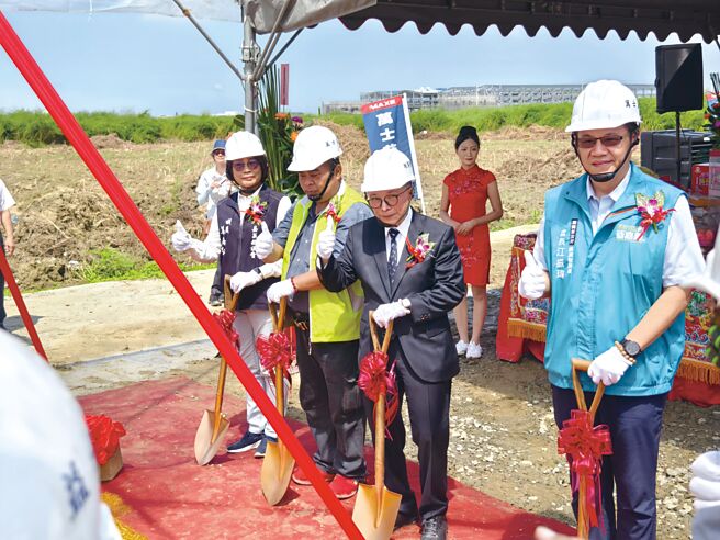 嘉义县议会议员姜梅红（左起）、统贺营造专任副总张丰福、万士益冷气股份有限公司董事长林建春、嘉义县经济发展处处长江振玮。图／万士益冷气提供