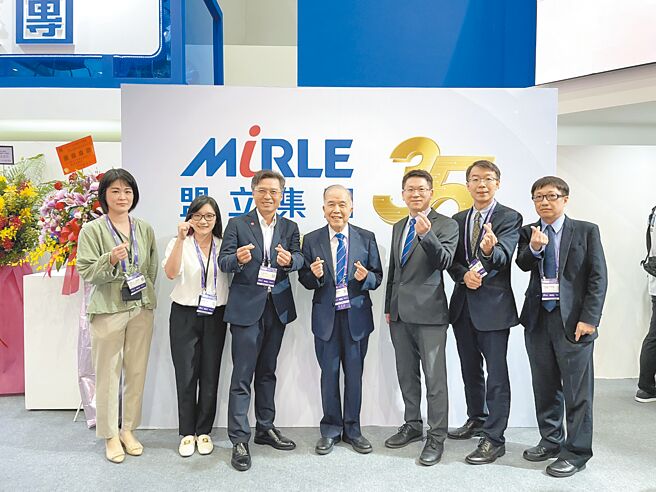 盟立自動化股份有限公司日前參加國際半導體展覽，中國信託證券總經理林佳興（中間左）率投行部、法人部與盟立集團董事長孫弘（圖中）、財務長林芳毅（中間右）於會場合影。圖／中國信託證券提供