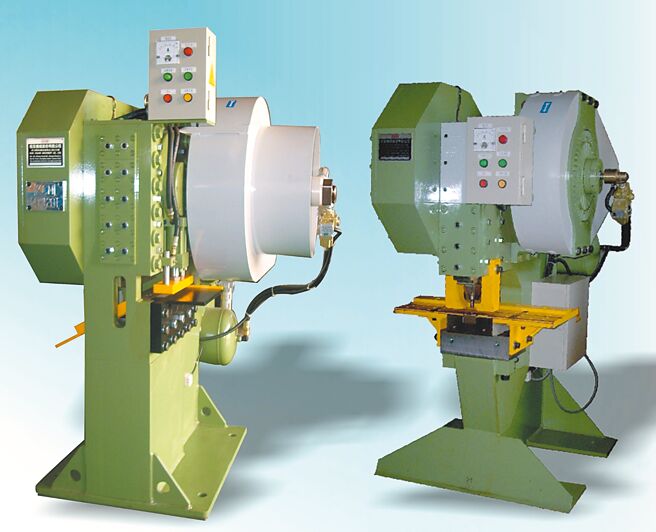 桂全「寬面扁鐵切斷機」（左）與「鋼板沖孔機」（右）可廣泛運用於寬面鋼、鐵板、銅板等精密切斷加工與沖孔作業。圖／陳仁義