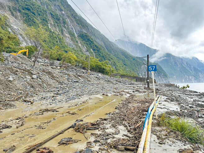 台9線蘇花路廊崇德段164.5公里8日因午後雷陣雨發生土石流，大量土石溢流進台鐵崇德至和仁間東正線K56+950，造成鐵路中斷。（民眾提供／羅亦晽花蓮傳真）