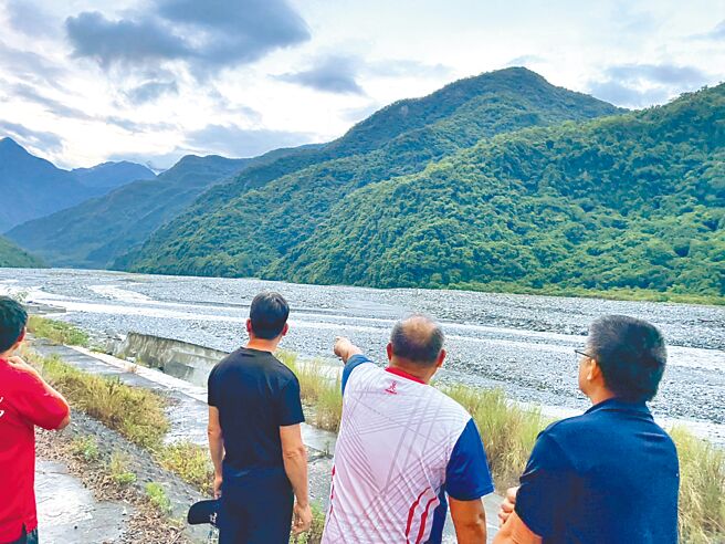 花莲县万荣乡二子山产业道路8日傍晚有车辆渡溪时翻覆，车上林姓父子两人连人带车遭湍急溪水冲走，同行的7车19人受困沙洲等待救援。（花莲县消防局提供／罗亦晽花莲传真）