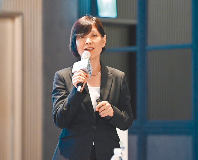 第二屆「大南方高峰論壇」邀請高市府環保局長張瑞琿說明如何打造「植感綠城市」、「韌性城市」，並分享高雄減碳成果。（主辦單位提供）