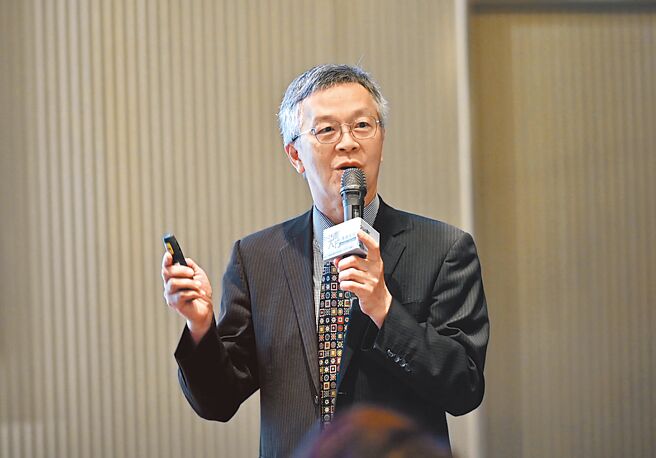 叡扬资讯董事长张培镛出席第二届「大南方高峰论坛」表示，智慧化、云端化与节能减碳有绝对关系。（主办单位提供）