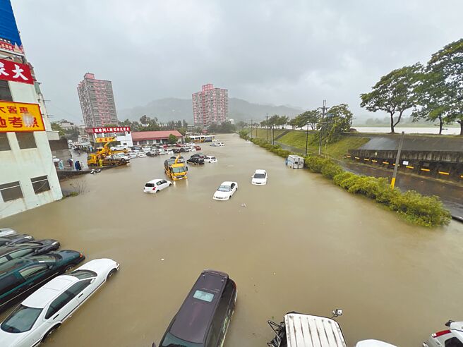 转嫁泡水车风险，颱风洪水险须备上；若车主预算有限，不妨考虑附加泡水车补偿险。（本报资料照片）