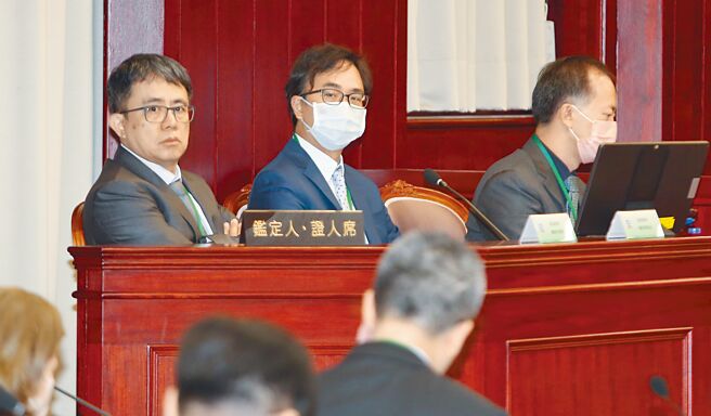 宪法法庭今年4月23日进行死刑释宪案的言词辩论。台大法律学院教授顏厥安（左起）、台大法律学院教授谢煜伟、中央研究院法律学研究所研究员黄丞仪出席。（本报资料照片）