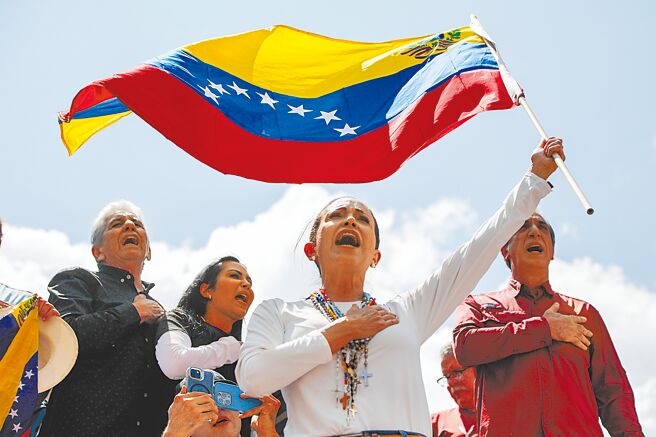 委内瑞拉反对派马查多在集会上挥舞委内瑞拉国旗，抗议委内瑞拉总统马杜洛赢得7月总统选举的官方结果。（美联社）