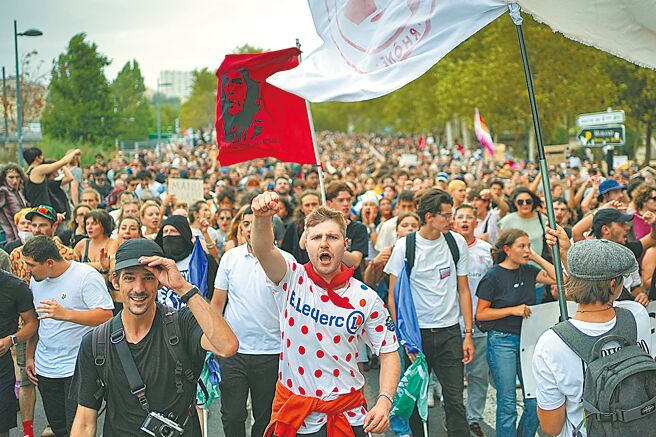 反对巴尼耶出任总理，法国11万民眾上街；批总统马克宏开民主倒车。（美联社）