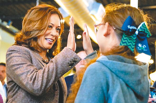 川贺首场辩论前夕，美民主党总统候选人贺锦丽（左）在宾州闭关备战。（路透）