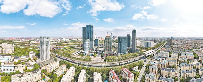 大陸擬允許北京、天津、上海等9省市設立外商獨資醫院，但中醫類與併購公立醫院不包含在內。圖為上海自由貿易試驗區。（新華社）