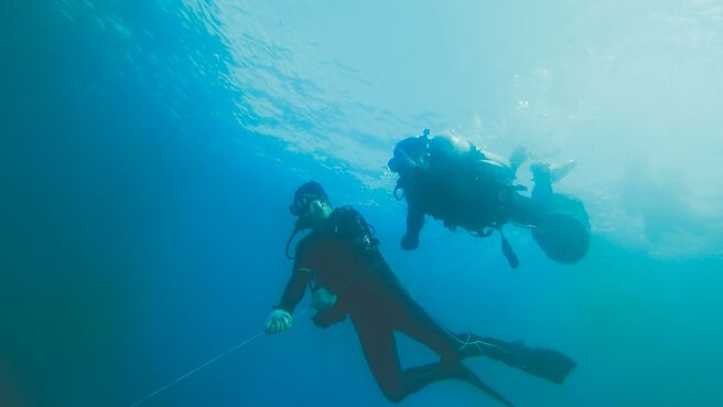 環境部長彭啟明（左）8日當一日潛水夫，到澎湖海底視察覆網狀況，由於是初體驗，只在水深6米處觀看。（環境部提供／許逸民澎湖傳真）