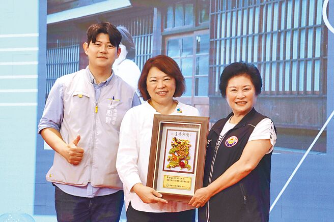 嘉邑行善團成立60年，首度由女性擔任理事長，8日新任理事長鄭秀玉（右）就職，由嘉義市長黃敏惠（中）頒發當選證書和紀念品。（呂妍庭攝）