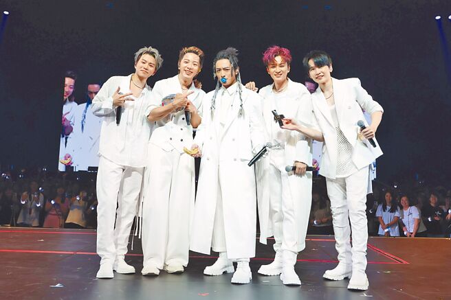 Energy 8日在高雄开唱，Toro（中）被设计咬着奶嘴与阿弟（左起）、坤达、书伟、牛奶合照。（相信音乐提供）