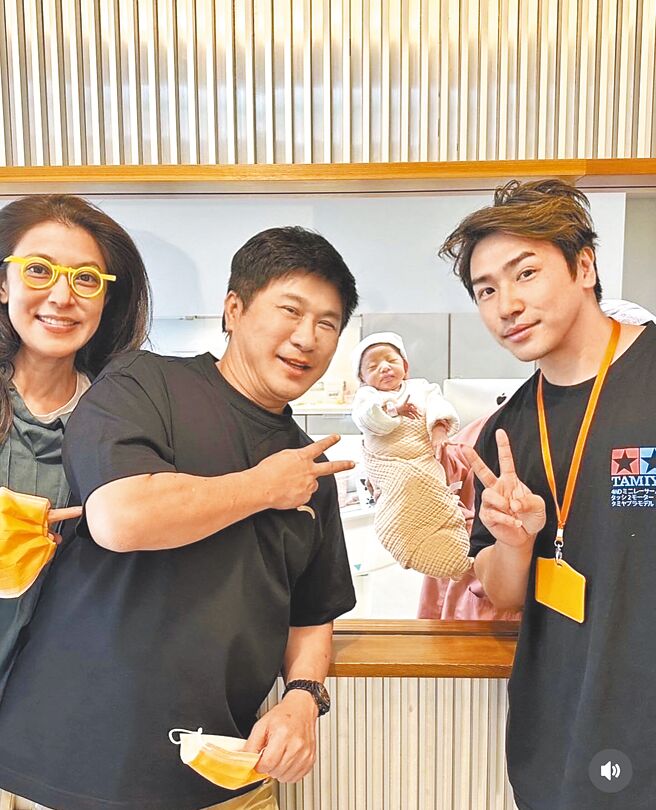 歐弟（右）8日宣布第3胎女兒誕生，胡瓜（中）、丁柔安（左）包紅包致意。（摘自歐弟臉書）