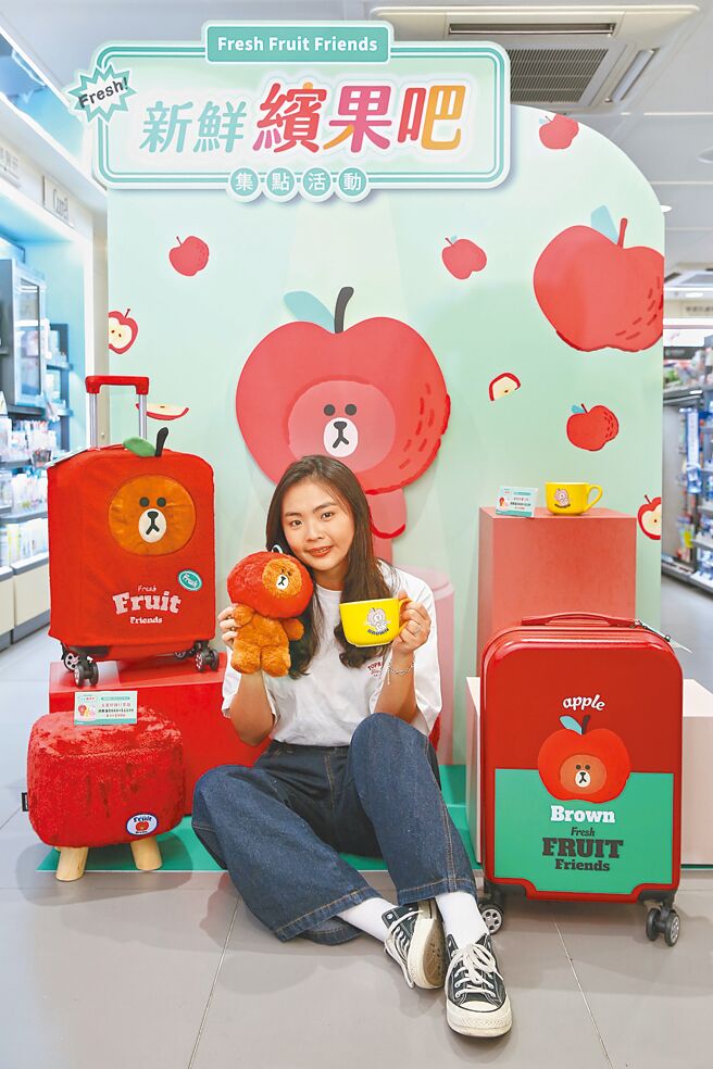 LINE FRIENDS三大人氣明星分別戴上蘋果、水蜜桃、檸檬的繽紛水果頭套，融入屈臣氏「新鮮繽果吧」集點商品。（watson’s提供）
