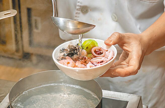 宜客乐海港百匯自助早餐现煮海鲜麵线。（澎湖福朋喜来登酒店提供）