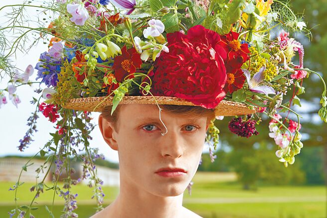 各種繁花盛開的造型，成為這季夏季男裝的重點。（Celine提供）