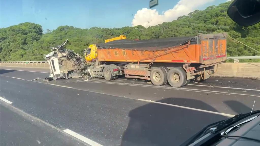 國道3南通霄段砂石車撞路肩故障貨車、拖吊車    2車駕駛慘死