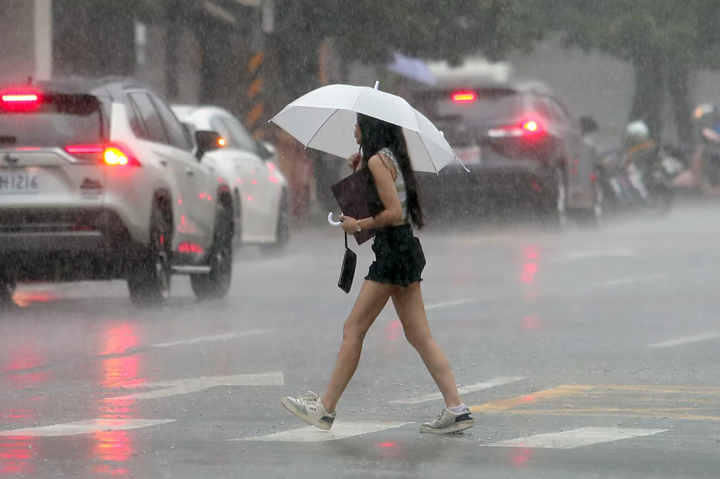 雨彈發威！9縣市大雨特報 一路炸到晚上