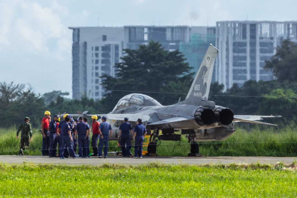 極罕見！空軍IDF戰機「炸彈卡住」 軍事迷驚呆：非常危險