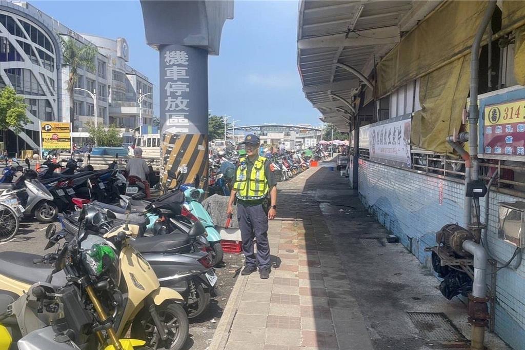 東港迎王倒數湧人潮 警強力整頓華僑市場交通