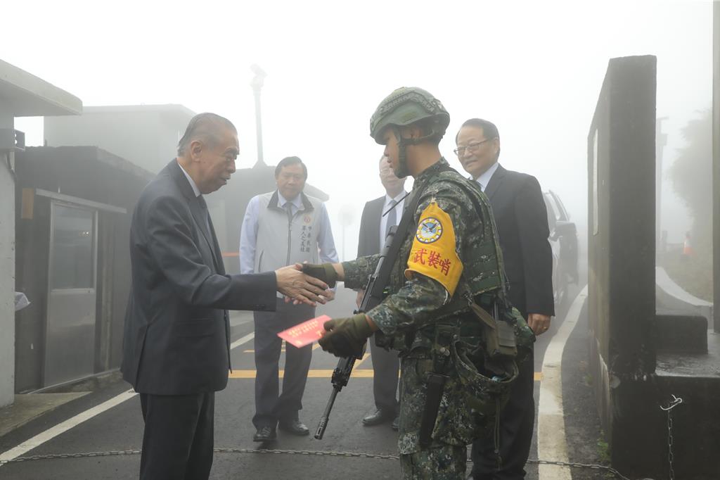 慰問高山偏遠駐軍 李棟樑：堅守崗位讓國人安心過節