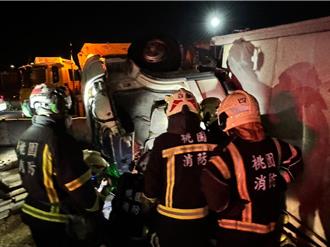 酒精超標！貨櫃車翻落大溪交流道下方工地駕駛慘死    肇事原因曝