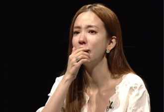 爱雅泪忆失智父　生前心疼她丧母难过「捏手心」说加油