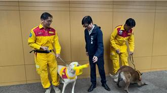 影／搜救犬羅傑又搗蛋！拍照不給陳其邁面子 猛咬玩具萌樣笑翻眾人