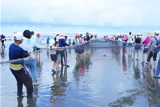 「苗栗慢鱼海岸」体验热潮！百人牵罟共襄盛举